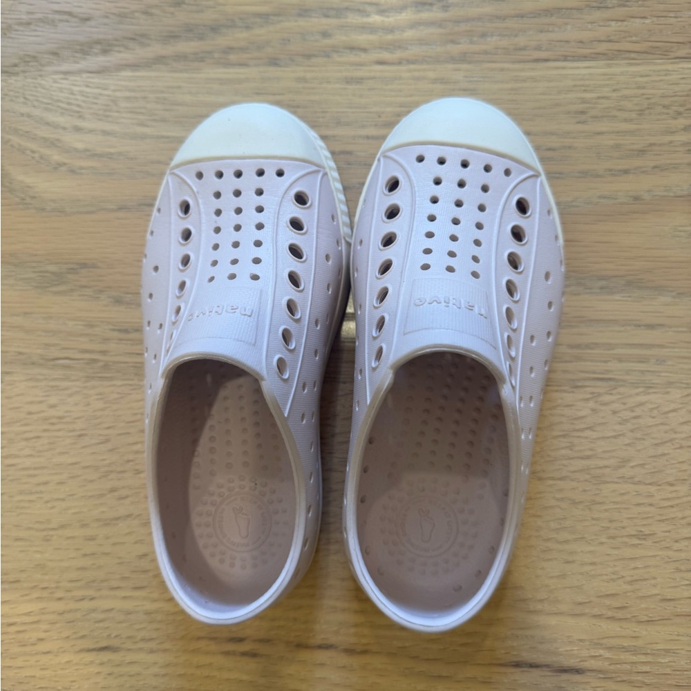 Native Kids Water Shoes in Light Pink and White